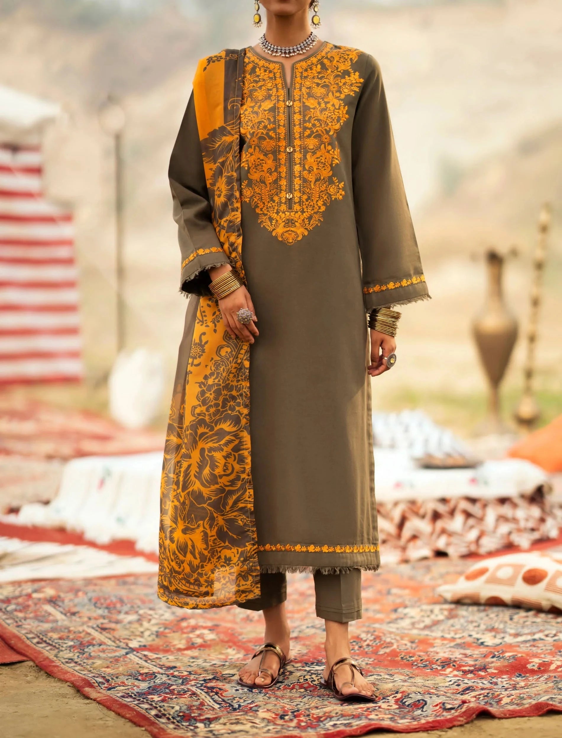 رہگیر Hayat Khaddar Embroidered Suit with Silk Munaar Dupatta